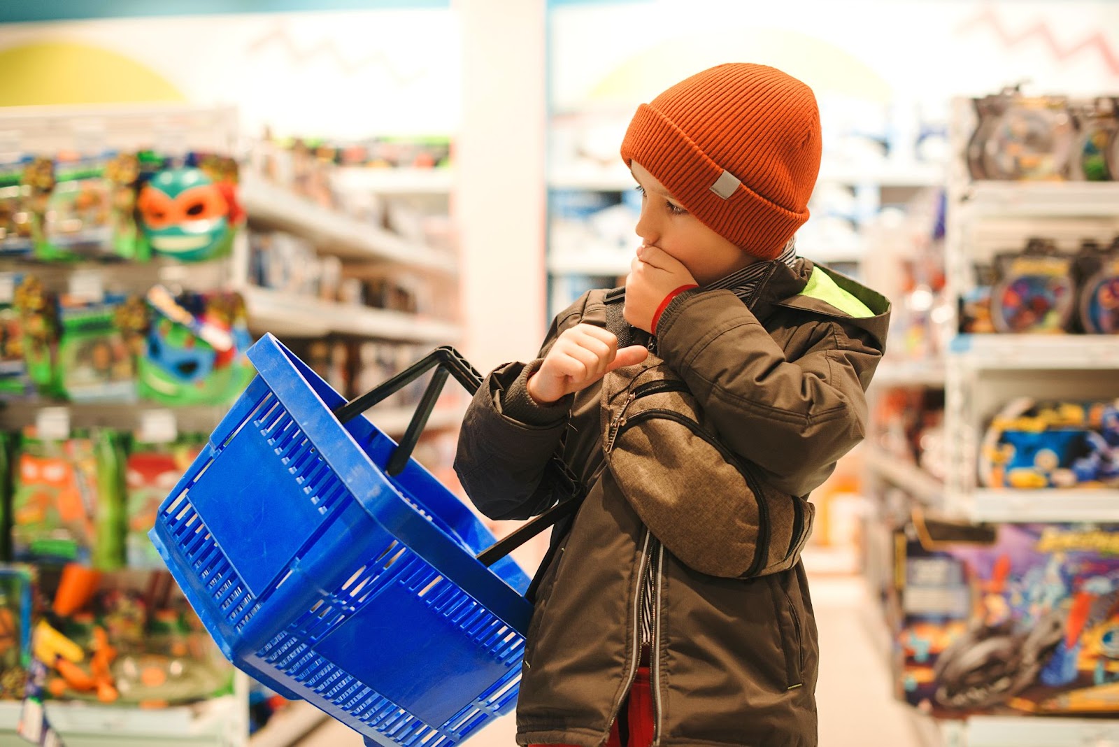 garçon au supermarché faisant ses courses