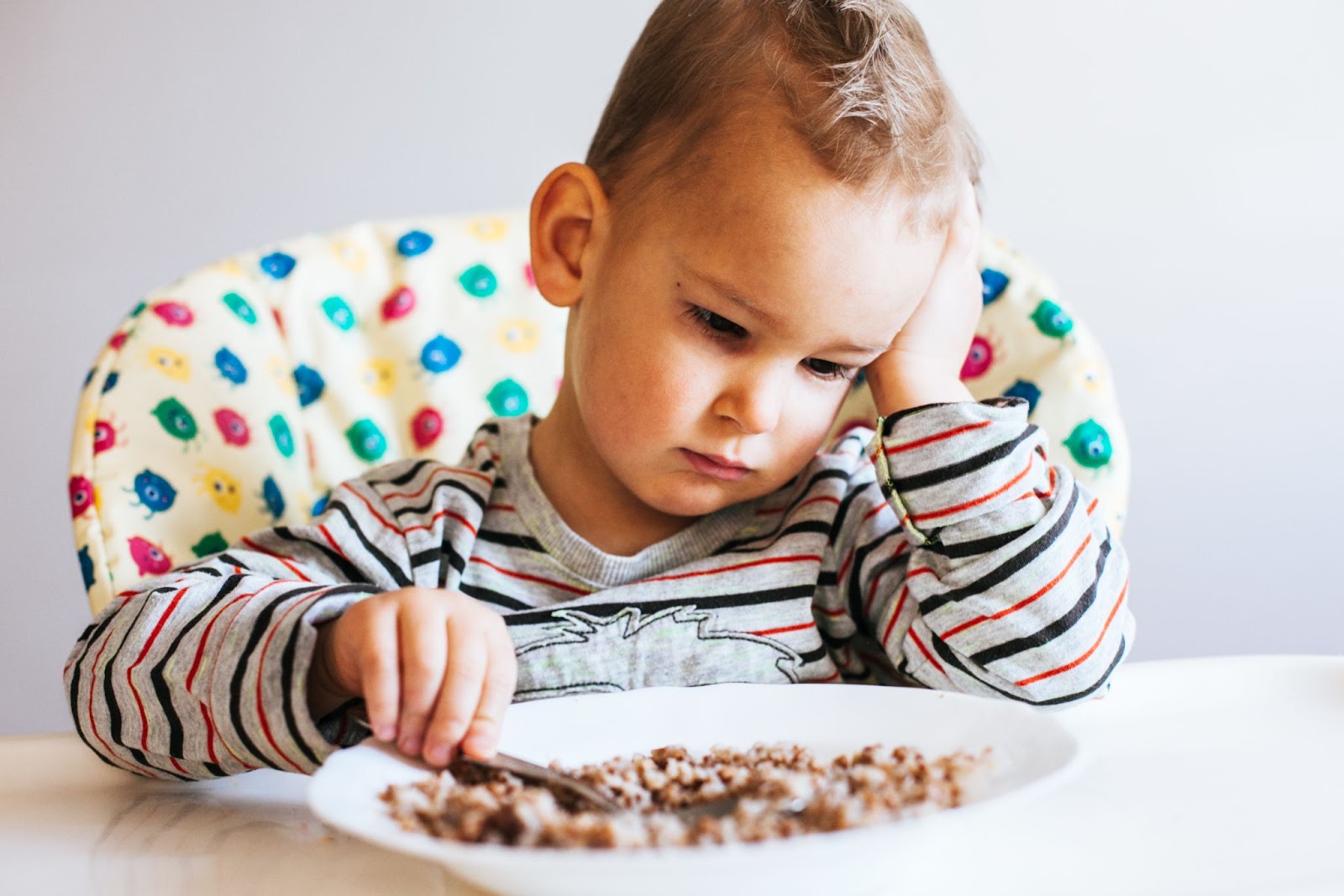 enfant sans appétit devant son assiette trouble alimentaire