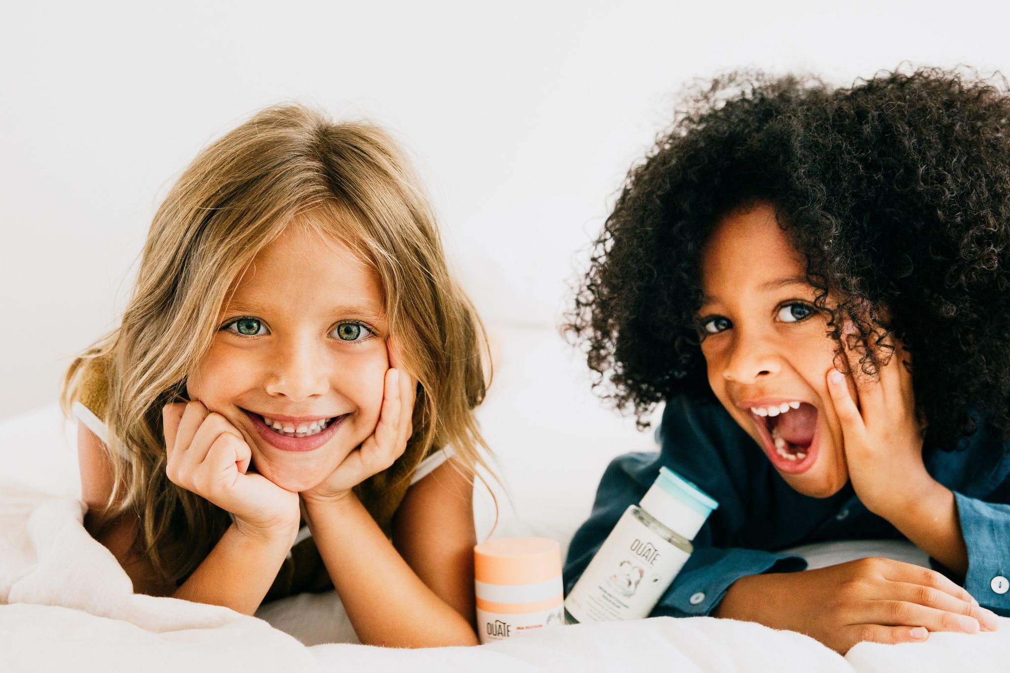 Les filles sourient à l'appareil photo, le concept de peau saine pour les enfants