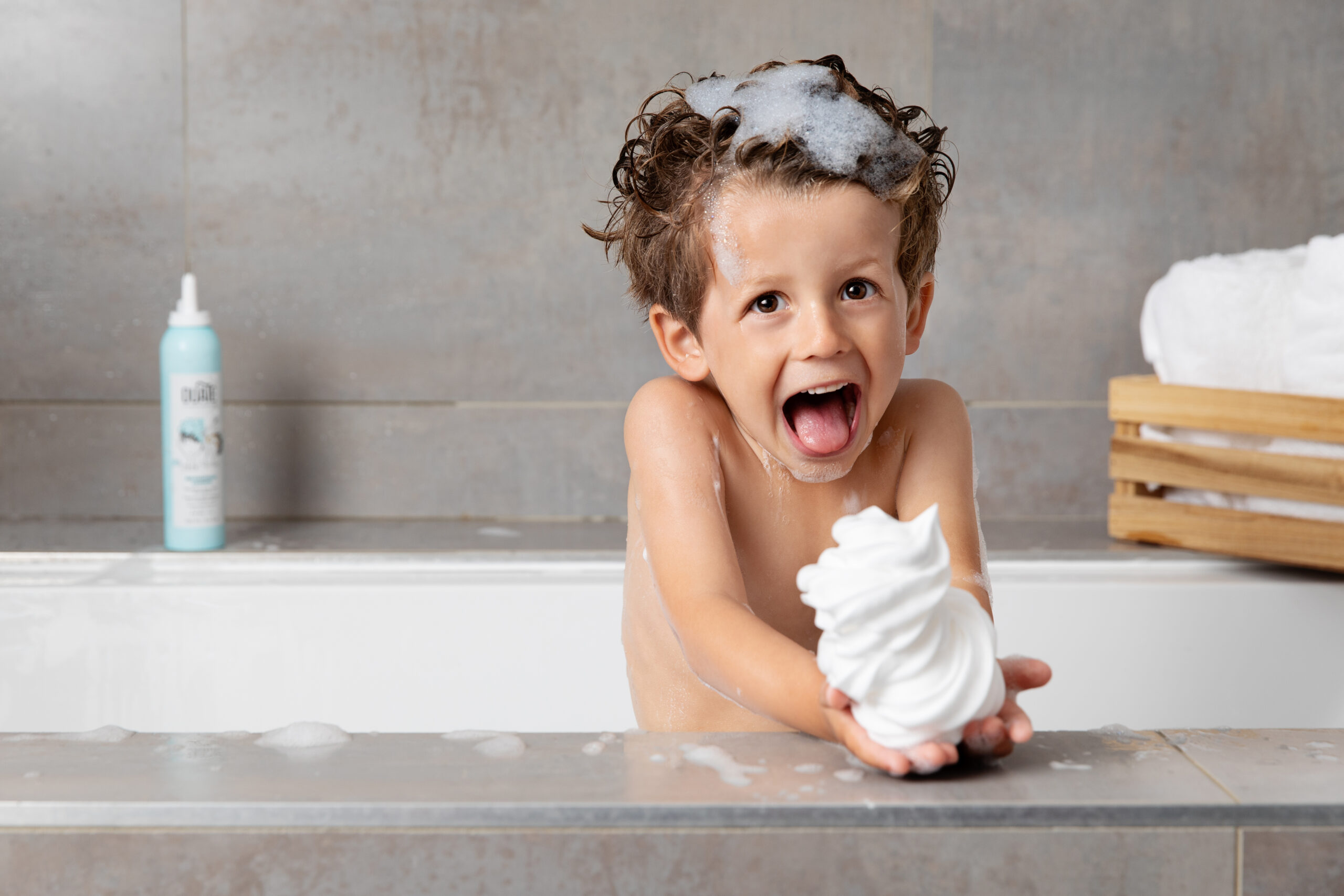 Jeune garçon prenant un bain, concept de soins de la peau pour les enfants